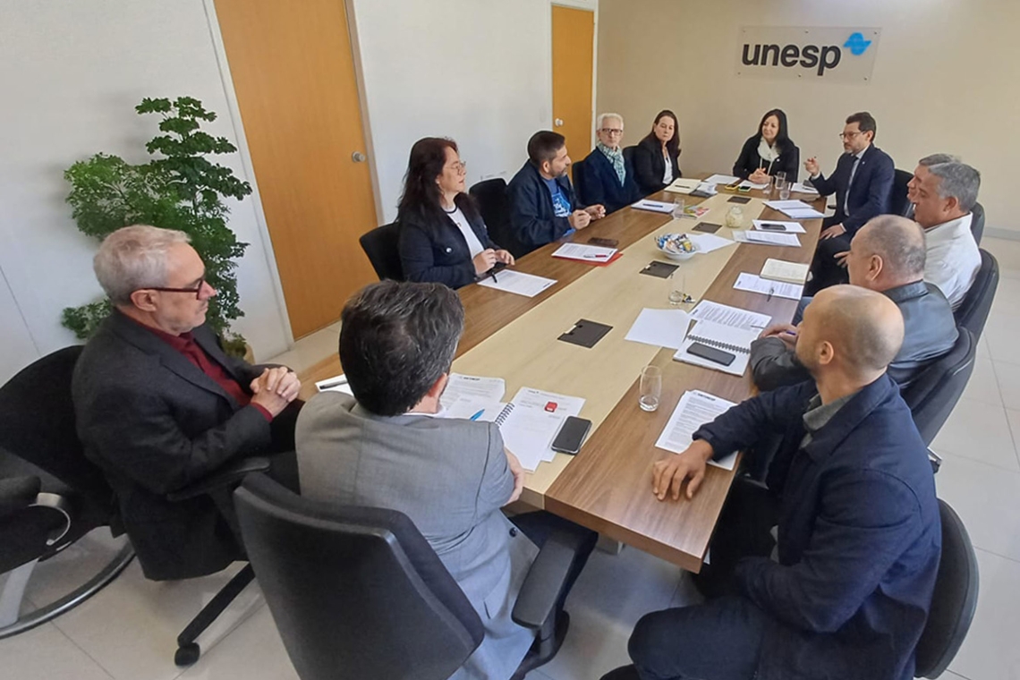 Pauta Específica 2025: Primeira reunião aborda itens sobre carreira, direitos dos aposentados, isonomia de benefícios com as demais universidades, entre outros   