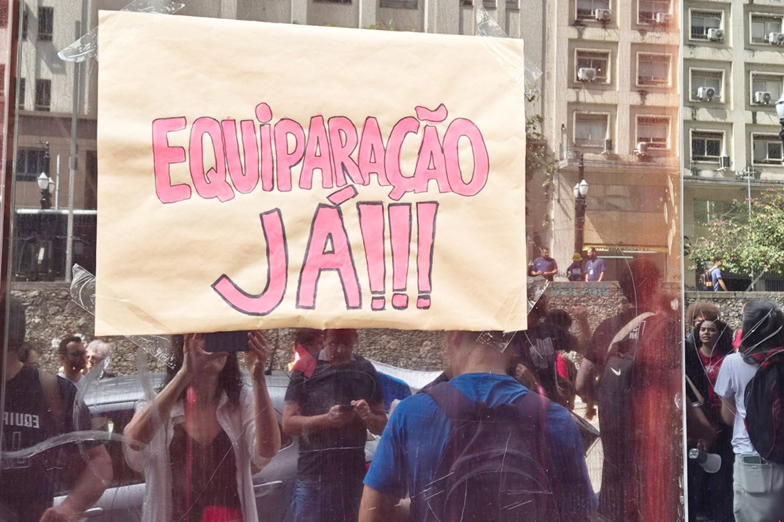 Ato em frente à reitoria, paralisação e atividades nos campi marcaram a defesa da equiparação   