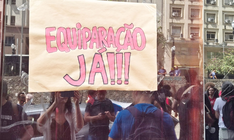 Ato em frente à reitoria, paralisação e atividades nos campi marcaram a defesa da equiparação   